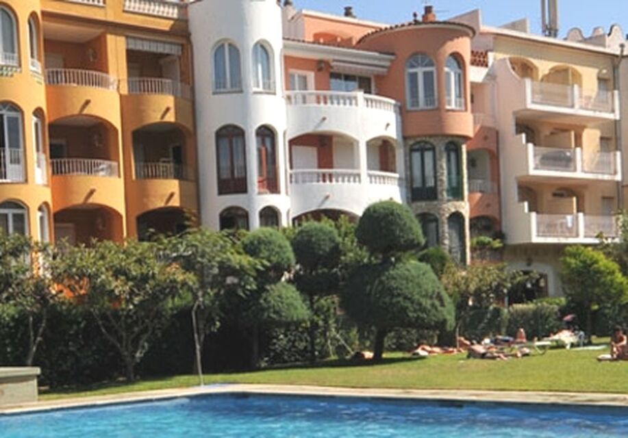 100m from the beach and really in the center of Empuriabrava, in a residence with swimming pools, renovated 2 bedroom apartment for good rental yield.