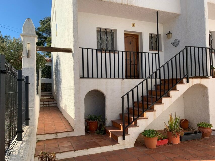 En las alturas de Roses, casa de estilo español diseñada para una vida agradable y tranquila todo el año con 2 habitaciones. Interesante en verano: pi