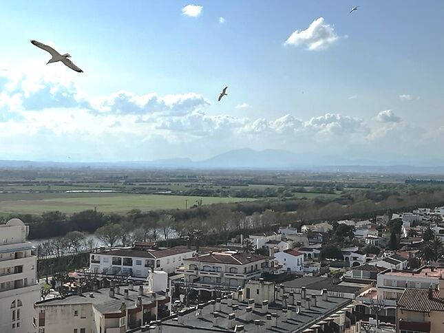 EXCLUSIVITE BON PRIX : APPARTEMENT 2 CHAMBRES A EMPURIABRAVA PLAGE avec ascenseur, à 50 m de la mer et du centre.